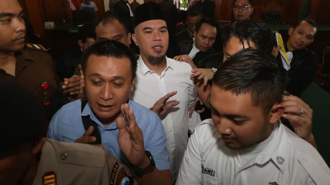 Terdakwa kasus pencemaran nama baik Ahmad Dhani menjalani sidang lanjutan di Pengadilan Negeri (PN) Surabaya, Jawa Timur, Selasa (12/2). [ANTARA FOTO/HO/Ali Masduki