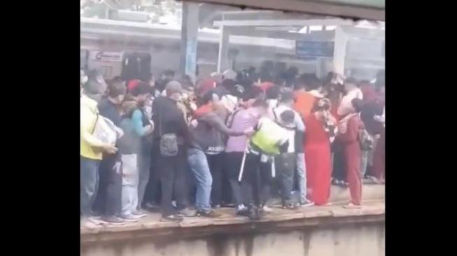 Penuh Sesak dan Bertarung Nyawa, Begini Perjuangan Naik Commuterline