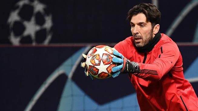 Kiper Paris Saint Germain, Gianluigi Buffon, menghadiri sesi latihan di Old Trafford, Manchester, Inggris, Senin (11/2).  [FRANCK FIFE / AFP]