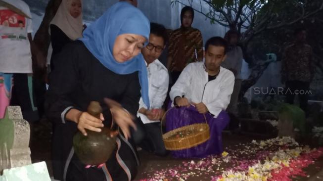 Ziarahi Suami Jelang Dilantik, Khofifah Ungkap Kisah Baju Pelantikan