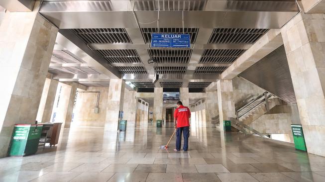 Sejumlah petugas Damkar membersihkan Gereja Katedral dan Masjid Istiqlal di Jakarta, Selasa (12/2). [Suara.com/Muhaimin A Untung]