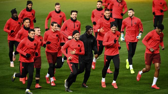 Suasana saat para pemain Paris Saint Germain berlatih di Old Trafford, Manchester,Inggris, Senin (11/2). [FRANCK FIFE / AFP]