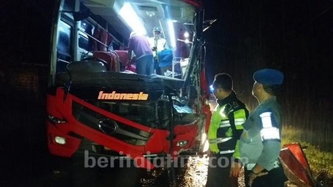 Bus Tabrak Truk di Pantura, Kernet Tewas, 5 Penumpang Luka-luka