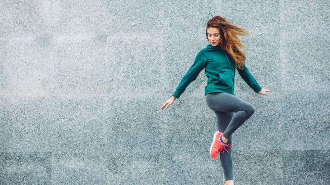 Perempuan olahraga dengan lompat. (Shutterstock)