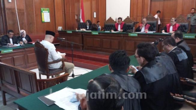 Ahmad Dhani menjalani sidang ujaran idiot di PN Surabaya, Selasa (12/2/2019). (Beritajatim)