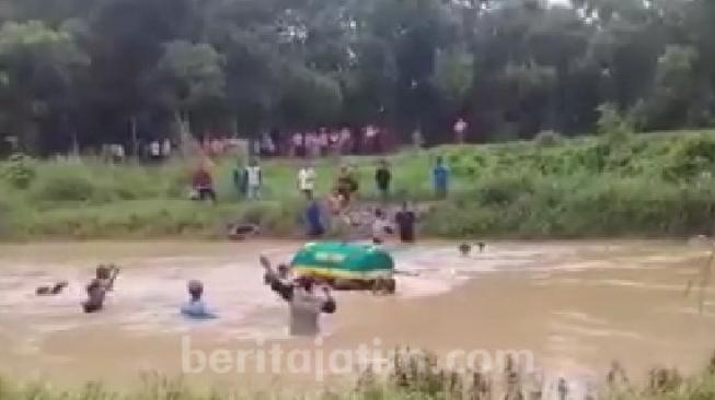 Mau Dimakamkan, Keranda Mayat Kakek Sayu Terpaksa Melawan Arus Sungai