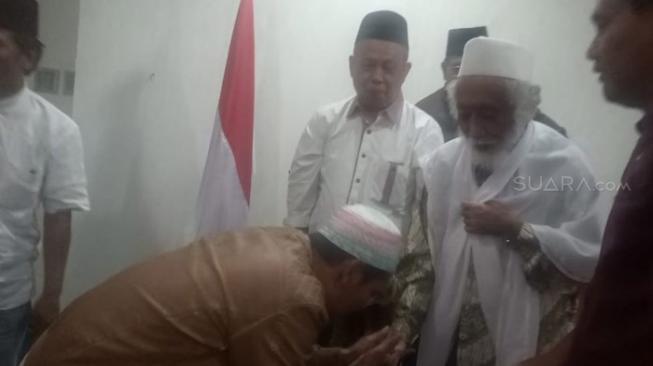 Seorang santri sungkem kepada Kiai Haji Abuya Muhtadi Dimyathi Al-Bantany, Mursyid tarekat Asy-Syadzilkiyah sekaligus pengasuh pondok pesantren Cidahu, Pandegelang - Banten. [Suara.com/Erick Tanjung]