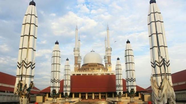 Masjid bersejarah beda masa di kota Semarang yakni Masjid Agung Jawa Tengah (MAJT). (Suara.com/Adam Iyasa)