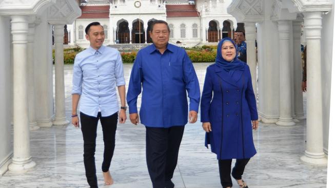 Ketua Umum Partai Demokrat Susilo Bambang Yudhoyono (tengah) bersama istrinya Ani Yudhoyono, dan puteranya Edhie Baskoro Yudhoyono berjalan di kompleks Masjid Raya Baiturrahman, Banda Aceh, Senin (28/1/2019). [Antara/Ampelsa]