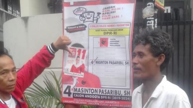 Masinton Geram Spanduknya Ditempel Stiker Caleg PSI