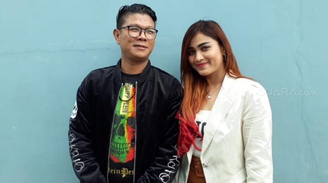 Andika Kangen Band bersama Evelyn Kremes. (Sumarni/Suara.com)