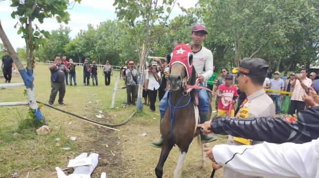 Mulut Keluarkan Darah,  Siswa SD Pingsan Diseruduk Kuda di Arena Balap