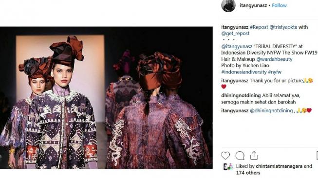 Salah satu karya Itang Yunasz yang dipamerkan di New York Fashion Week 2019. (Instagram Itang Yunasz)