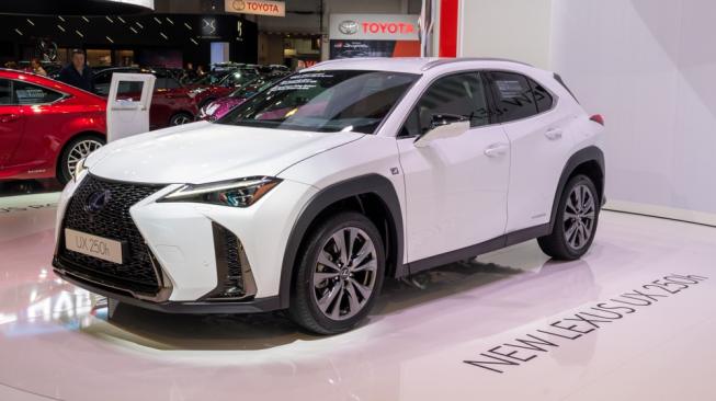 Anti Mainstream: Lexus UX 2019 Pakai Ban Putih