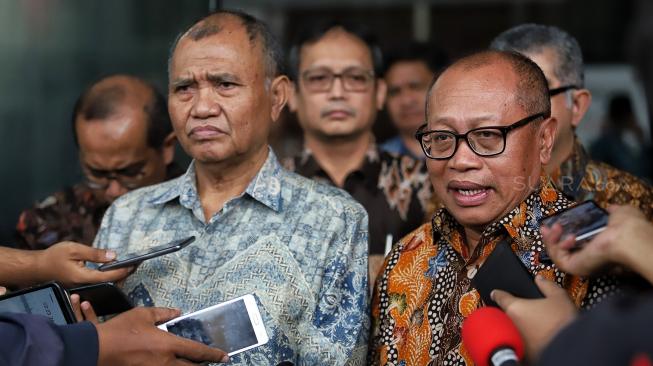 Ketua KPK Agus Rahardjo bersama Direktur Utama BPJS Ketenagakerjaan Agus Susanto memberi keterangan pada wartawan usai pertemuan di Gedung KPK, Jakarta, Rabu (13/2). [Suara.com/Muhaimin A Untung]