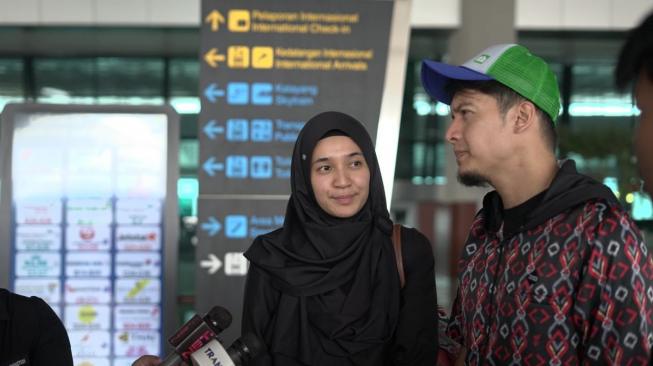 Dimas Seto dan Dhini Aminarti sebelum berangkat umrah. (Abu Adam by Jannah Travel)