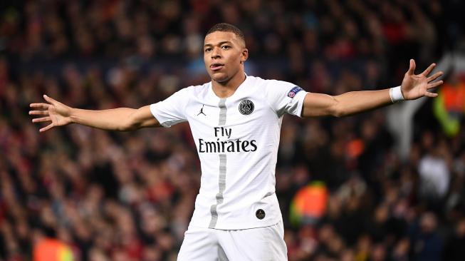 Striker Paris Saint Germain Kylian Mbappe merayakan golnya usai mencetak gol kedua timnya selama pertandingan leg pertama babak 16 besar Liga Champions antara Manchester United melawan Paris Saint Germain (PSG) di Old Trafford, Manchester, Inggris, Rabu (13/2) dini hari WIB. [FRANCK FIFE / AFP]