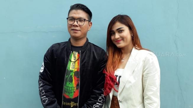 Andika Kangen Band bersama Evelyn Kremes. (Sumarni/Suara.com)