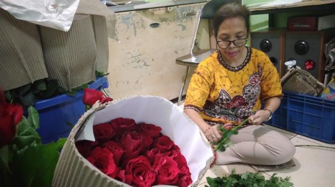 Sehari Jelang Valentine, Bagaimana Penjualan Bunga di Pasar Rawa Belong?