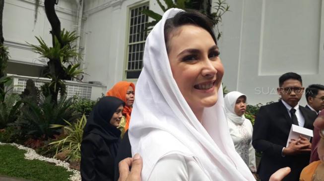 Arumi Bachsin mendampingi suaminya yang akan dilantik Jokowi sebagai Wagub Jatim di Istana Negara Jakarta. (Suara.com/Umay Saleh)