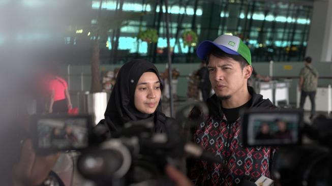 Ultah Penikahan ke-9, Dimas Seto - Dhini Aminarti Rayakan dengan Umrah