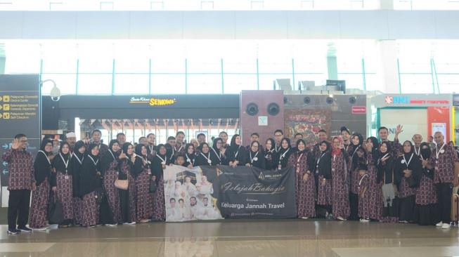 Dimas Seto dan Dhini Aminarti bersama rombongan umrah.