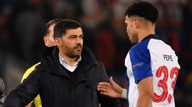 Pelatih Porto Sergio Conceicao (kiri) menyalami bek Pepe usai menghadapi AS Roma di Olimpico pada laga Liga Champions. Alberto PIZZOLI / AFP