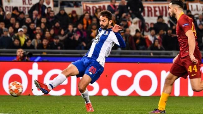 Penyerang Porto Adrian Lopez (kiri) melepaskan tembakan untuk menjebol gawang AS Roma di leg pertama babak 16 besar Liga Champions. Alberto PIZZOLI / AFP