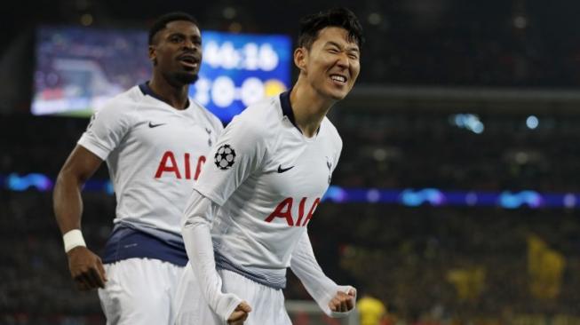 Striker Tottenham Hotspur Son Heung-Min (kanan) melakukan selebrasi setelah menjebol gawang  Borussia Dortmund di Wembley Stadium. Adrian DENNIS / AFP