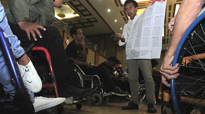 Sejumlah penyandang disabilitas mengikuti simulasi pemilihan umum 2019 di Gedung Kementerian Sosial RI, Salemba, Jakarta Pusat, Kamis (14/2). [Suara.com/Fakhri Hermansyah]
