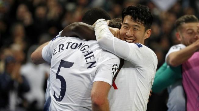 Bek Tottenham Hotspur Jan Vertonghen (kiri) merayakan golnya ke gawang Borussia Dortmund dengan rekan setimnya Son Heung-Min di Wembley Stadium pada leg pertama babak 16 besar Liga Champions. Adrian DENNIS / AFP