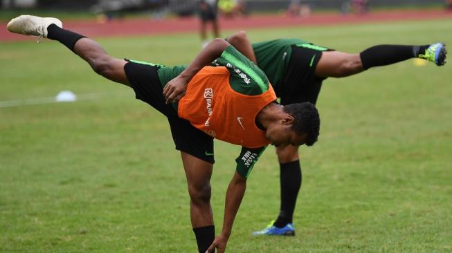 Pesepak bola Timnas Indonesia U-22 Osvaldo Haay melakukan pemanasan ketika mengikuti pemusatan latihan di Stadin Madya, Kompleks GBK, Jakarta, Senin (28/1/2019). Pemain Timnas Indonesia U-22 melakukan latihan teknik pola serangan dan pertahanan untuk memantapkan persiapan tim jelang Piala AFF U-22 di Kamboja. ANTARA FOTO/Wahyu Putro A