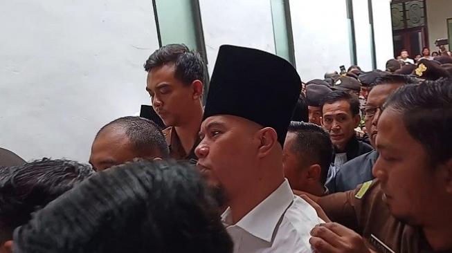 Kembali Jalani Sidang, Ahmad Dhani Kenakan Peci Tinggi Menjulang