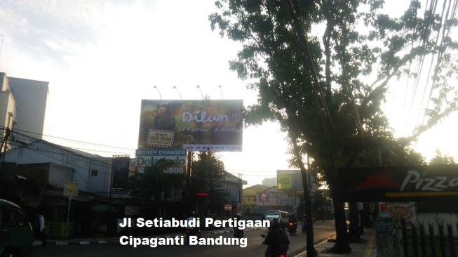 Baliho film Dilan 1991 di Bandung. (Max Pictures)