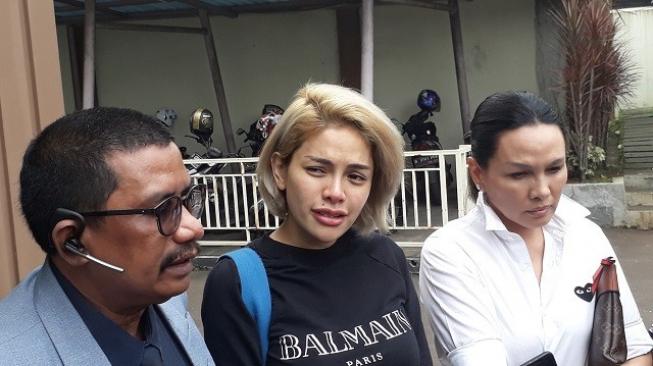 Nikita Mirzani saat ditemui di Pengadilan Agama Jakarta Selatan, Kamis (14/2/2019). [Wahyu Tri Laksono/Suara.com]