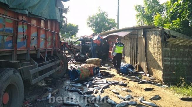 Sopir Tewas Tergencet, Ratusan Ikan Tongkol Berhamburan di Jalan