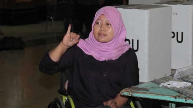 Sejumlah penyandang disabilitas mengikuti simulasi pemilihan umum 2019 di Gedung Kementerian Sosial RI, Salemba, Jakarta Pusat, Kamis (14/2). [Suara.com/Fakhri Hermansyah]
