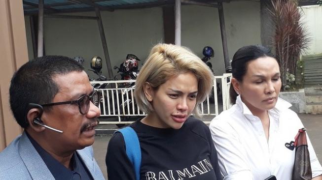 Nikita Mirzani saat ditemui di Pengadilan Agama Jakarta Selatan, Kamis (14/2/2019). [Wahyu Tri Laksono/Suara.com]