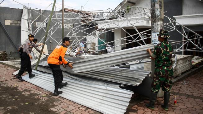 Tak Hanya di Ngawi, Angin Puting Beliung Robohkan 5 Rumah di Bojonegoro