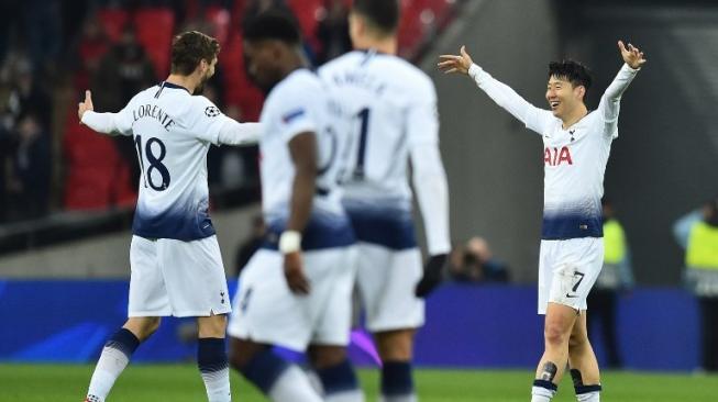 Striker Tottenham Hotspur Fernando Llorente (kiri) dan rekannya Son Heung-Min merayakan kemenangan timnya 3-0 atas Borussia Dortmund pada leg pertama babak 16 besar Liga Champions di Wembley Stadium. Glyn KIRK / AFP