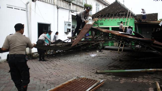 Suasana rumah warga yang terdampak angin puting beliung di Desa Randegan, Tanggulangin, Sidoarjo, Jawa Timur, Kamis (14/2). [ANTARA FOTO/Umarul Faruq]
