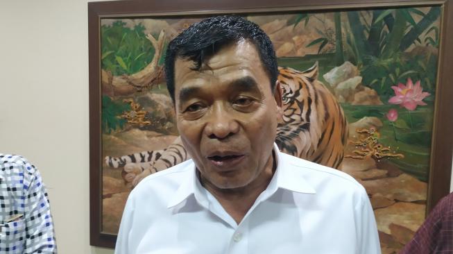 Politikus Partai Berkarya, Muchdi PR, berbicara tentang hubungannya dengan calon presiden Prabowo Subianto di Jakarta, Rabu (13/2). [Suara.com/Muhammad Yassir]