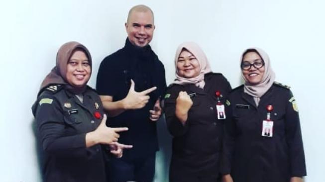 Jaksa Pose 2 Jari saat Foto Bareng Ahmad Dhani, Kajati Jatim Ogah Komentar