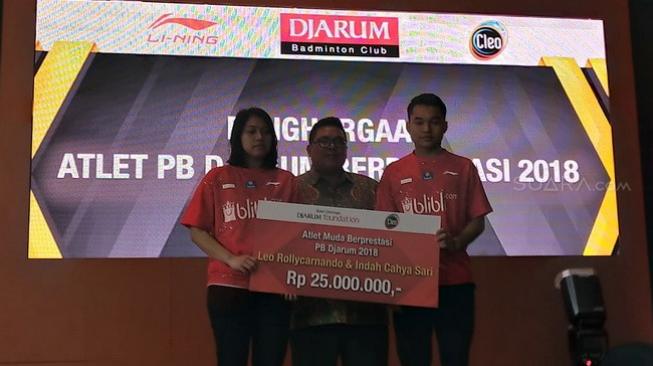 Pasangan ganda campuran pratama PBSI, Leo Rolly Carnando/Indah Cahya Sari Jamil kembali diguyur bonus, usai meraih predikat atlet muda terbaik 2018 dari Djarum Foundation di kawasan TVRI, Senayan, Jakarta, Kamis (14/2/2019). [Suara.com/Arief Apriadi]