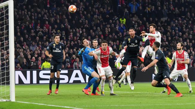 Bek Ajax Nicolas Tagliafico mencetak gol yang ditolak setelah pertimbangan VAR selama pertandingan leg pertama babak 16 besar Liga Champions antara Ajax Amsterdam melawan Real Madrid di Johan Cruijff Arena, Amsterdam, Belanda, Kamis (14/2) dini hari WIB. [EMMANUEL DUNAND / AFP]