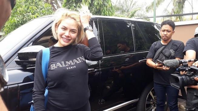 Vicky Nitinegoro Rebahan di Rumah Nikita Mirzani, Billy Komentar Ini