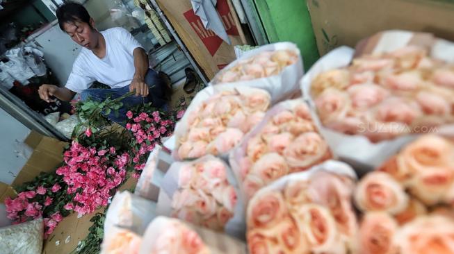 Warga membeli bunga di Pasar Rawa Belong, Jakarta, Kamis (14/2). [Suara.com/Muhaimin A Untung]
