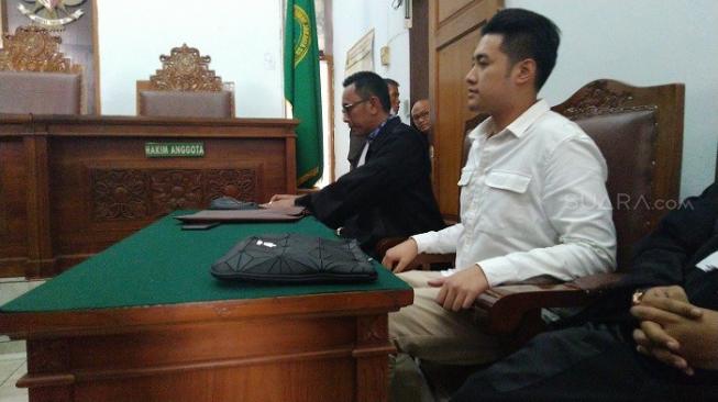 Ketua Hakim Sakit, Richard Muljadi Gagal Divonis Hari Ini