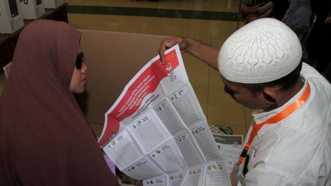 Sejumlah penyandang disabilitas mengikuti simulasi pemilihan umum 2019 di Gedung Kementerian Sosial RI, Salemba, Jakarta Pusat, Kamis (14/2). [Suara.com/Fakhri Hermansyah]
