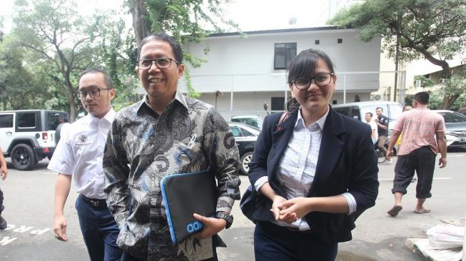 Plt Ketua Umum PSSI Joko Driyono (tengah) didampingi Sekretaris Jenderal PSSI, Ratu Tisha (kanan) bersiap menjalani pemeriksaan di Polda Metro Jaya, Jakarta, Kamis (24/1/2019). Joko Driyono diperiksa sebagai saksi oleh penyidik Satuan Tugas (Satgas) Antimafia Bola Polri dalam kasus dugaan skandal pengaturan skor pertandingan bola Liga 2 dan Liga 3. ANTARA FOTO/Reno Esnir